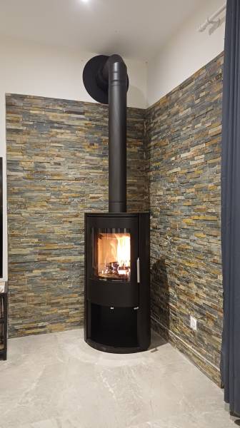 Pose terminée d'un poêle EMBER KAMIN E Basic à Cadenet par votre artisan qualifié RGE Qualibois