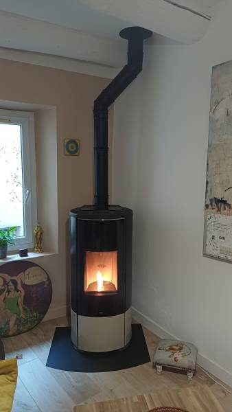 Poêle à granulés NOBIS A8 V ROUND TOP COAX installé sur la commune de LAMBESC