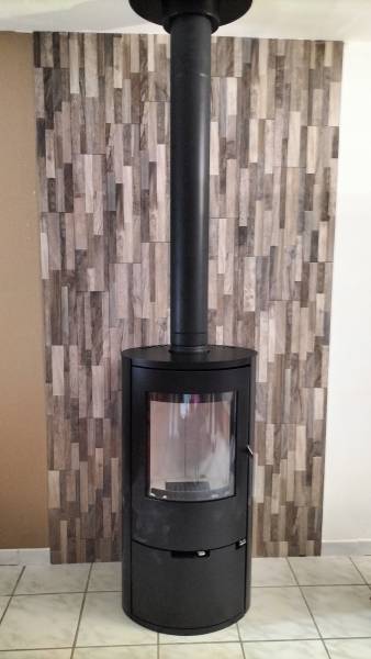Remplacement de cheminée par un poêle à bois EMBER KAMIN E14 STEEL 6 kW à Meyrargues avec conduits flexibles Ø150 et amenée d’air optimisée