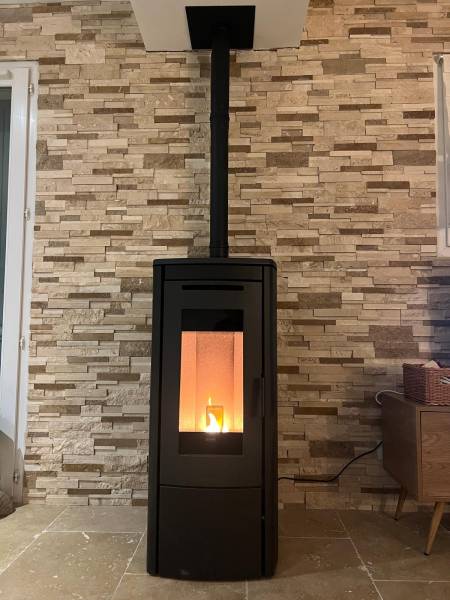 Détail esthétique du poêle KLOVER Soft 80 installé dans une maison rénovée à Saint-Estève-Janson (13610), Provence.  Les Granules de Bois