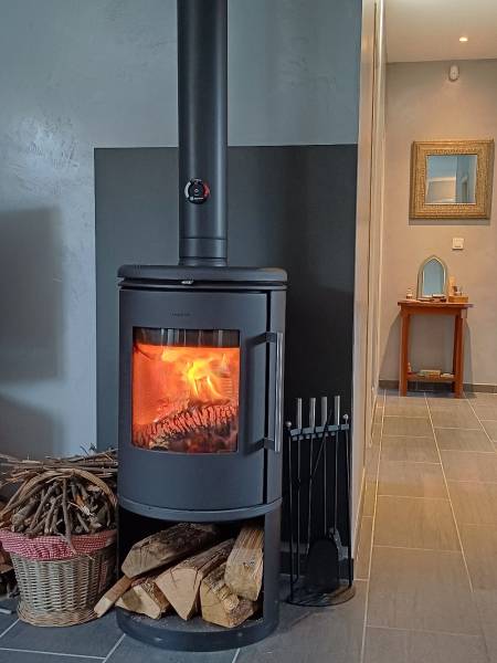 Installation d’un poêle MORSO 6843 de 6 kW avec conduit isolé traversant et plaque murale 81x120 à Le Puy-Sainte-Réparade