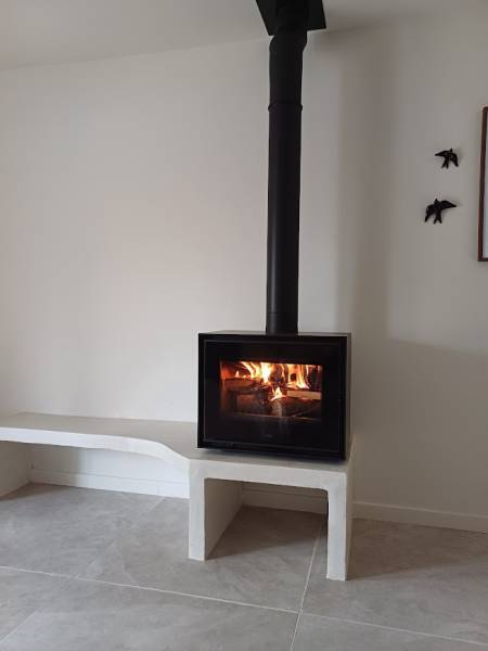 Pose d’un poêle à bois KUNST WENGUE 6,7 kW et conduits personnalisés à Venelles avec raccords inox et amenée d’air en Ø80